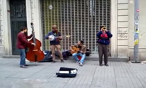 Taksim'de Mendilci Teyzelerin Caz Dansı