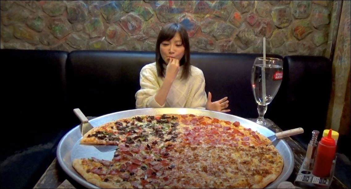 81 Cm'lik Pizzayı Tek Başına Yiyen Japon Kız