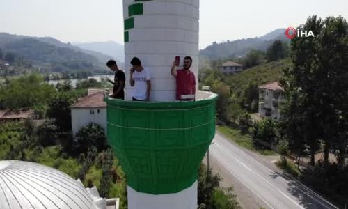 Telefon çekmeyen kırsal mahallede görüşmek için minareye çıkıyorlar 