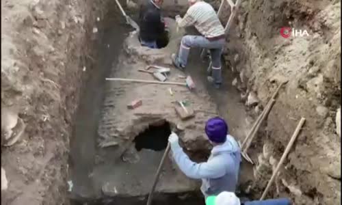 Evin temelinde çıkan tarih merak konusu oldu 