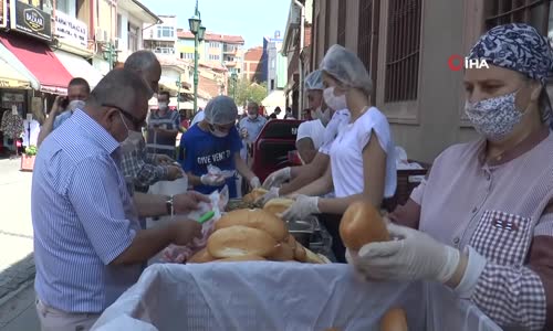 Çarşı Ortasında 5 Bin Kişiye Bedava Balık Ekmek Dağıttı 