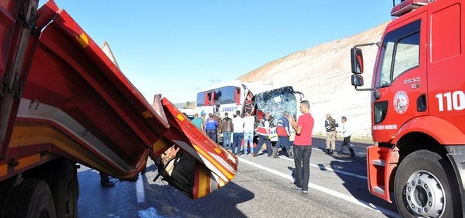 Elazığ'da Otobüsle Tır Çarpıştı