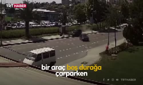 İstanbul'da otomobil İETT durağına çarptı