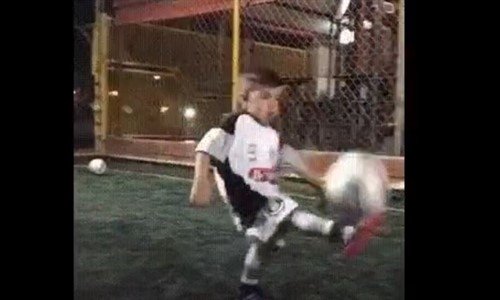 Sportif Çocuktan Futbol Şovu