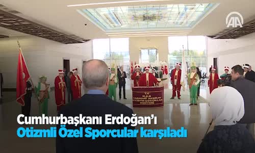 Cumhurbaşkanı Erdoğan'ı Esenboğa Havalimanı'nda Otizmli Özel Sporcular Karşıladı