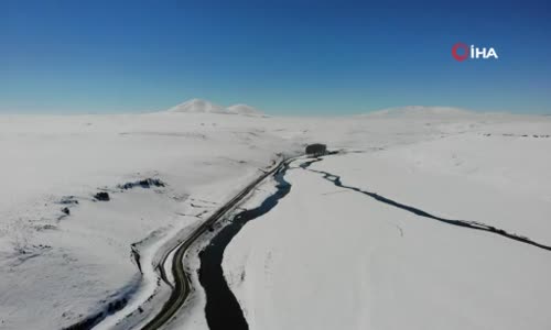 Kars’ta Kar Altındaki Menderesler Büyülüyor 