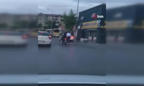 Gaziosmanpaşa’da patenli gençlerin tehlikeli yolculuğu kamerada