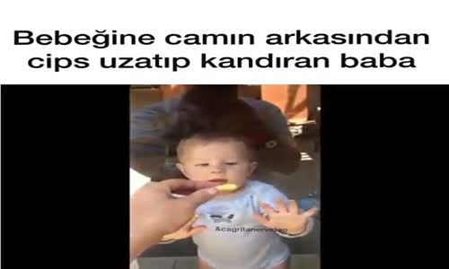 Bebeğine Camın Arkasından Cips Uzatıp Kandıran Baba