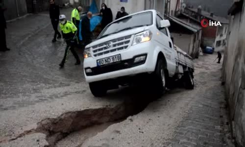 Çukura düşen kamyonet şaha kalktı 