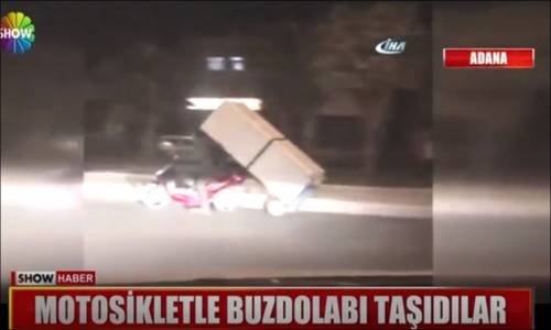 Adana'da Buzdolabını Motosikletle Taşımak