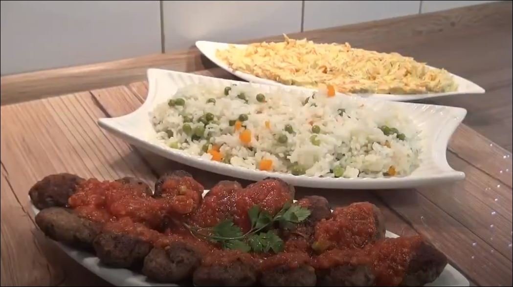 Bezelyeli Havuçlu Pirinç Pilavı Domates Soslu Köfte Ve Havuç Salatası Tarifi