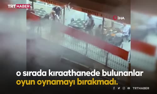 Karton yüklü kamyonet yandı, şoför canını zor kurtardı