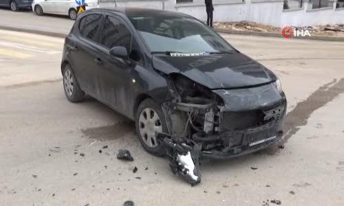 Gaziantep'te otomobille çarpışan minibüs devrildi