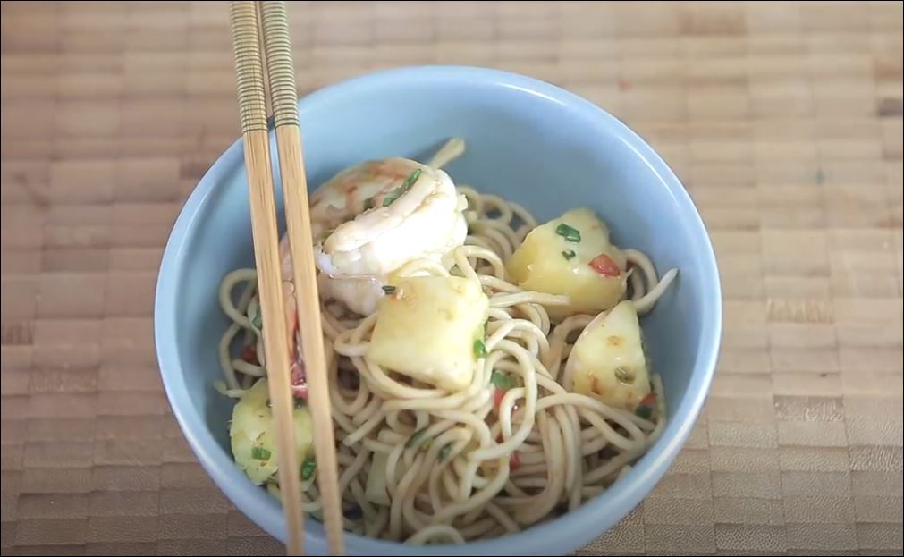 Karidesli Ananaslı Noodle Tarifi 