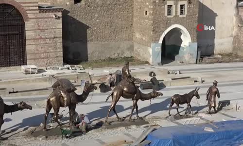 Tarihi Çarşıya Yerleştirilen Deve Figürleri Görenlerin Dikkatini Çekiyor