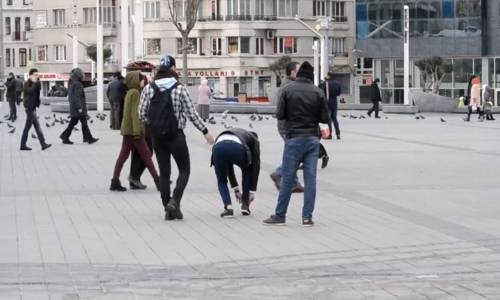 Taksim Meydanı'nda Popo Elleme Şakası 