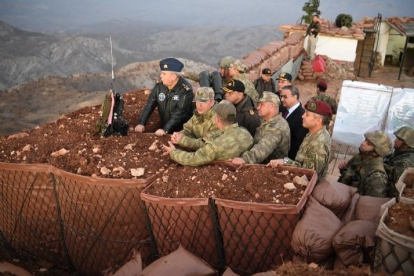 Komutanlar Siperde! Hulusi Akar, Şırnak'ta Böyle Karşılandı