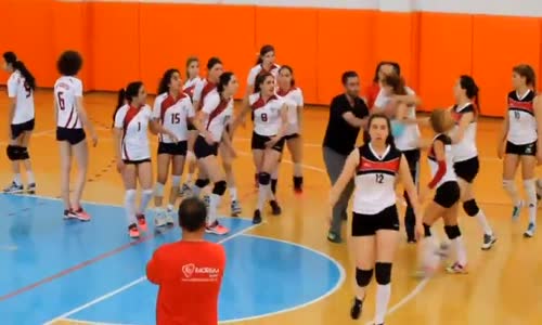 Voleybol Maçında Kızlar Tekme Tokat Kavga Etti