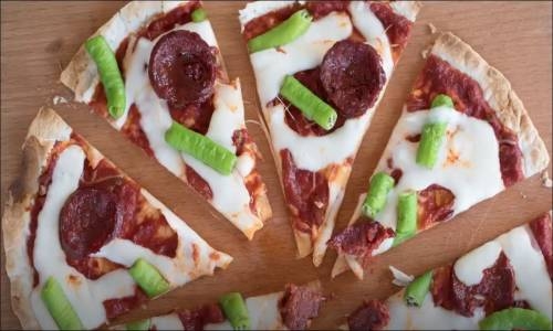 Sevgilisini Yemeğe Çağıran Öğrenci Pizzası Tarifi 