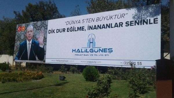 Erdoğan'lı Billboard Reklamı Yapan Müteahhit, Fetö'den Tutuklandı