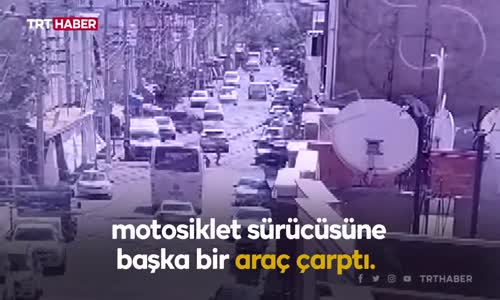 Motosiklet, park halindeki otomobilin kapısına çarptı