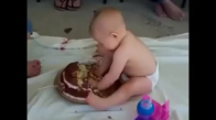 pasta yiyen sevimli bebek