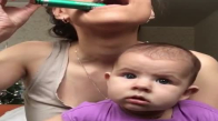 Meraklı Gözlerle Annesinin Makyaj Yapmasını İzleyen Sevimli Bebek