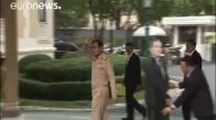 Tayland Başbakanı Karton Maketini Basın Toplantısında Bıraktı